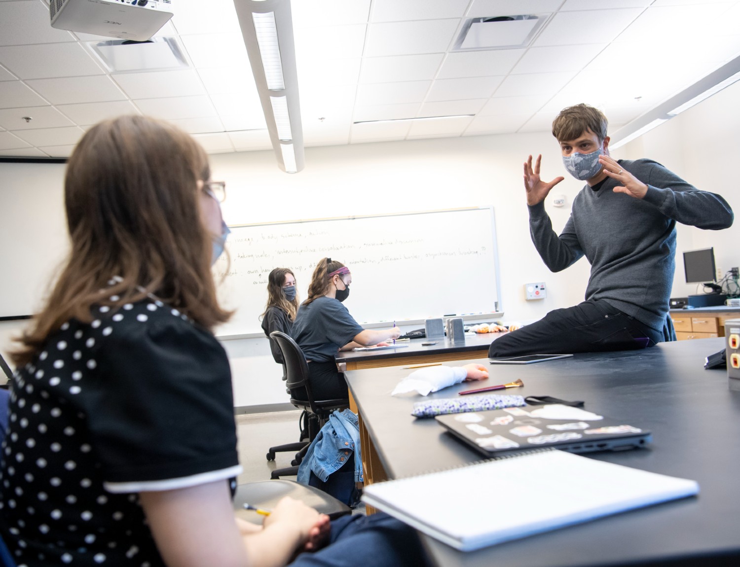 Matthieu de Wit, assistant professor of neuroscience, teaches a class.